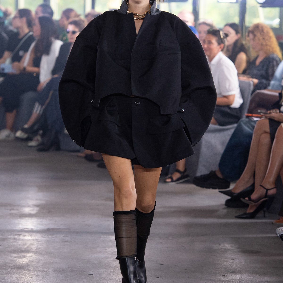 sacai - sacai 2024年SS 新品　ノースリーブブラウス sacai - sacai 2024年SS 新品 ノースリーブブラウス の通販 by