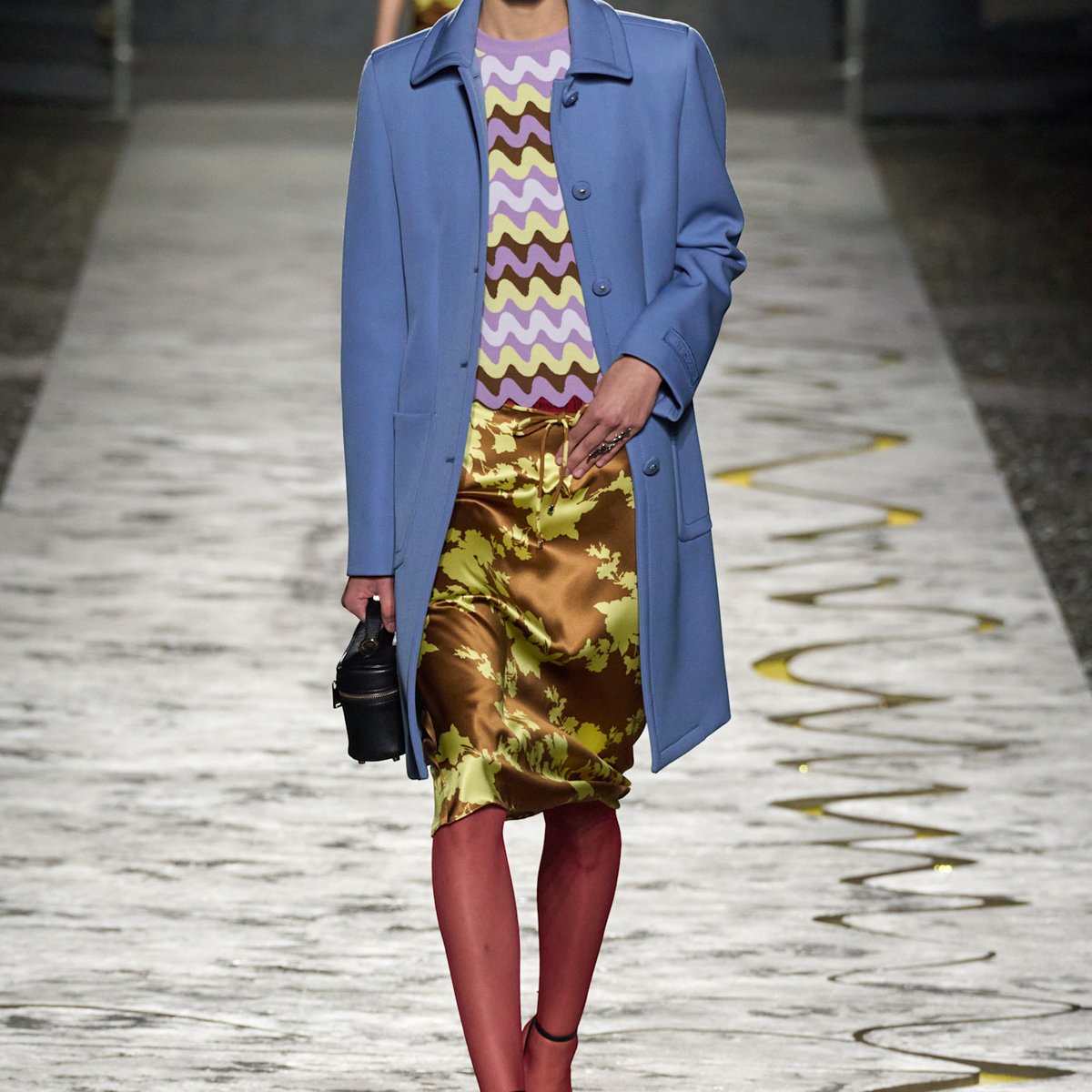 Versace メデューサボタン　ファッションショー　ブラウン・ジャガ－柄ス－ツ Versace メデューサボタンファッションショーブラウン・ジャガ