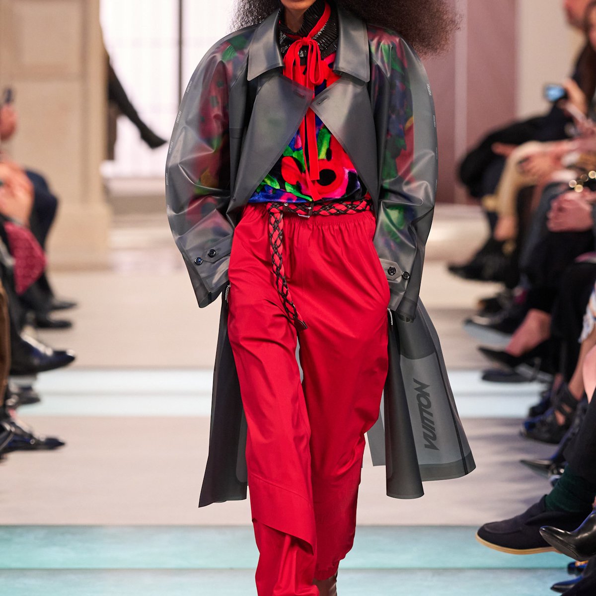 【美品】LOUIS VUITTON赤いジャケット スワロフスキー風装飾 美品】LOUIS VUITTON赤いジャケット スワロフスキー風装飾 LOUIS