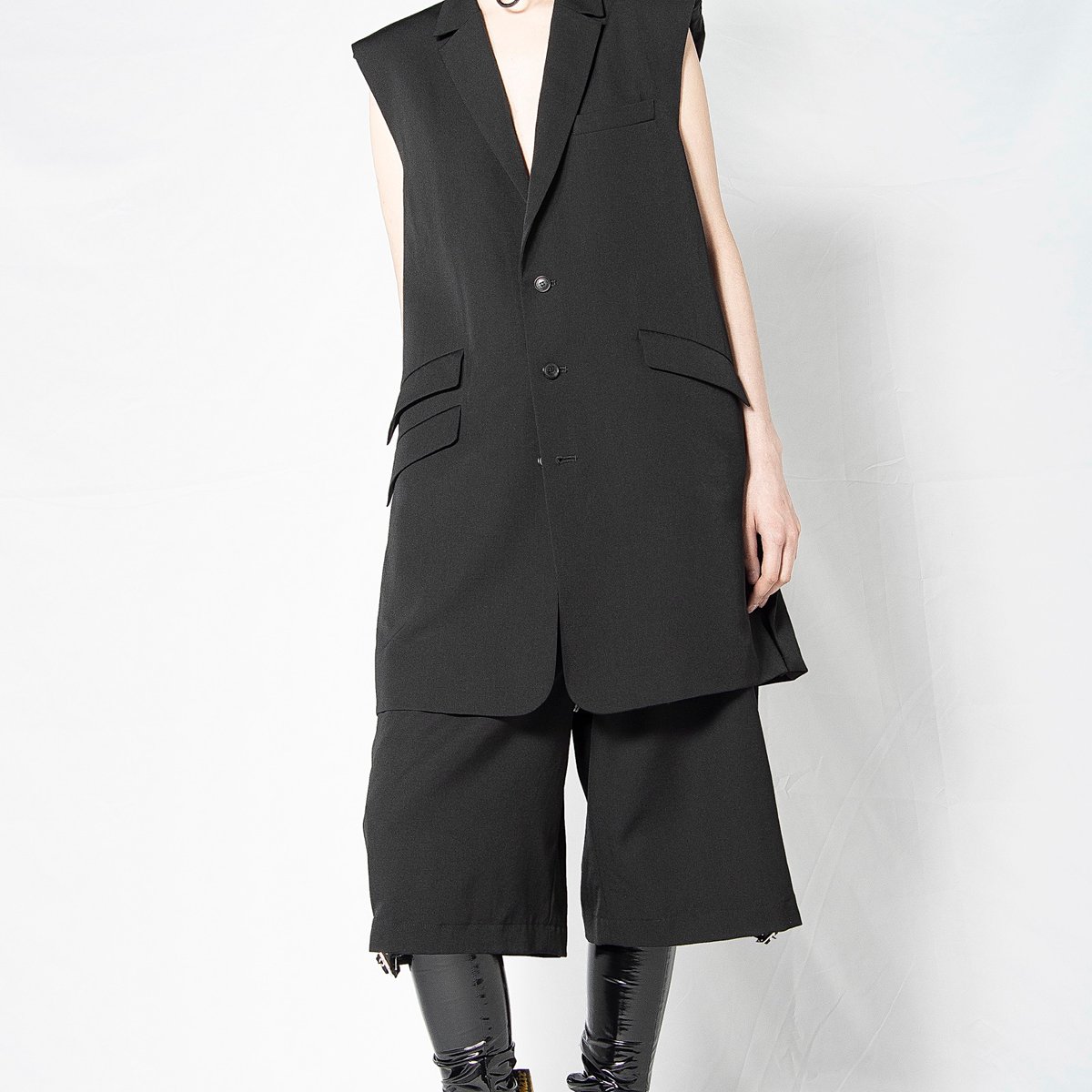 alice auaa アリスアウアア ショート丈 タンクトップ Y2K ブラック alice auaa 2024年春夏コレクション | 画像90枚 - FASHIONSNAP