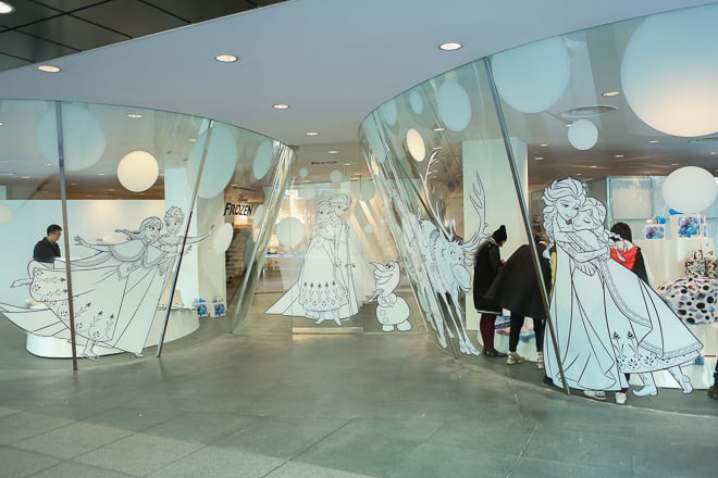 コム デ ギャルソン青山店にアナとエルサ 異色のコラボコレクション発売