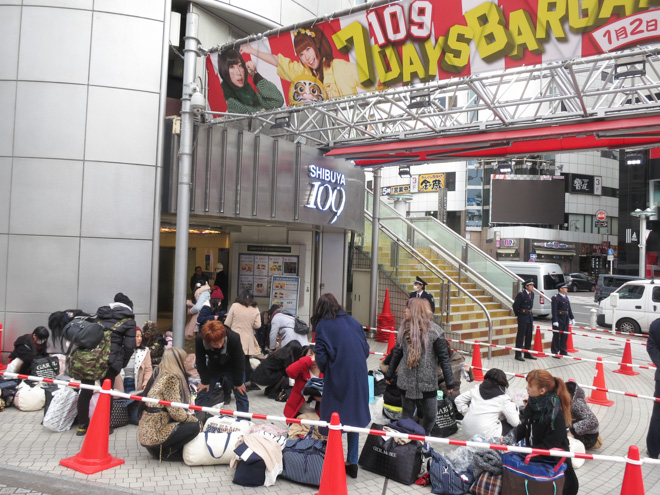 「渋谷109」初売りに2千人が行列 2時間前倒しオープン