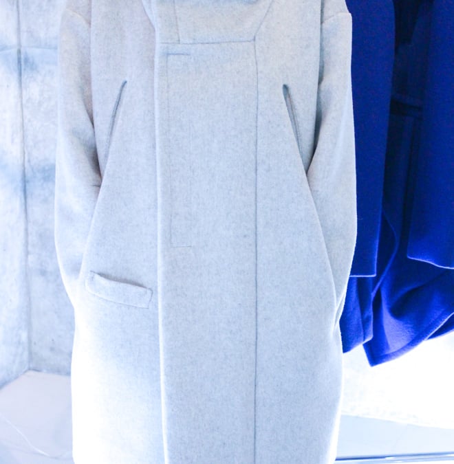 医療的モチーフをパターンで表現、クロマがポケットに手を入れると