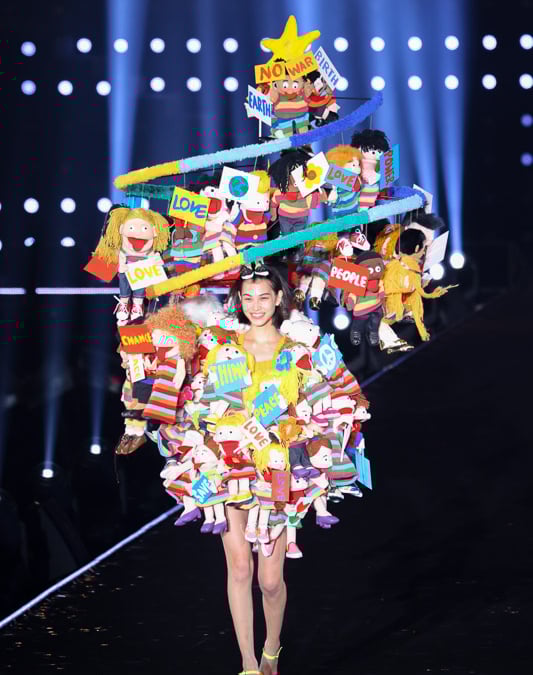 総額1千万円の巨大ドレスを水原希子が着用 デザイナー山縣良和が制作