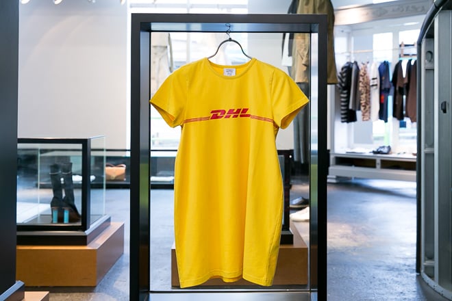 限定値下げ新品　VETEMENTS ヴェトモン　DHL Tシャツ 3万円超のヴェトモン新作「DHL」プリントTシャツが話題