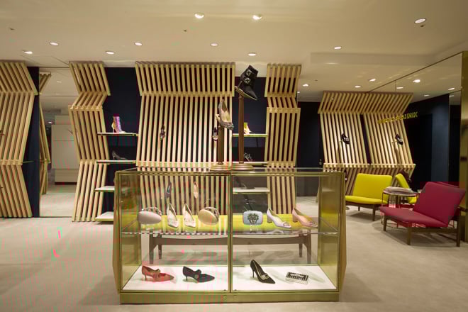 マノロ ブラニク」日本初のショップインショップが松屋銀座にオープン