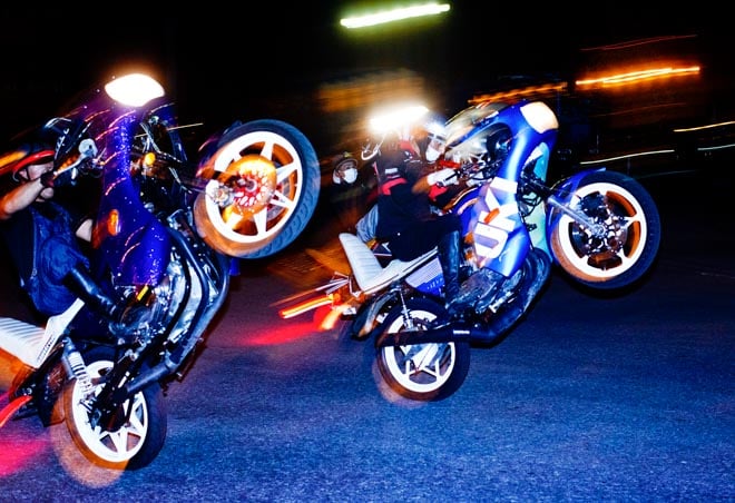 謎のステッカー集団「BlackEyePatch」が初の写真集を出版 小浪次郎を起用