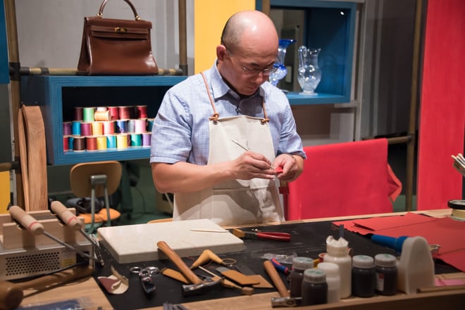 エルメス非売品エプロン、手しごと展 エルメスの手しごと」展スタート 11人の職人がケリーやカレを目の前で制作