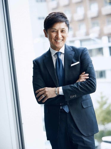 ナノ・ユニバース、メンズクラブ前編集長の戸賀敬城をメンズ