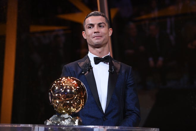 CR7がディースクエアードのタキシードを着用してバロンドール式典に
