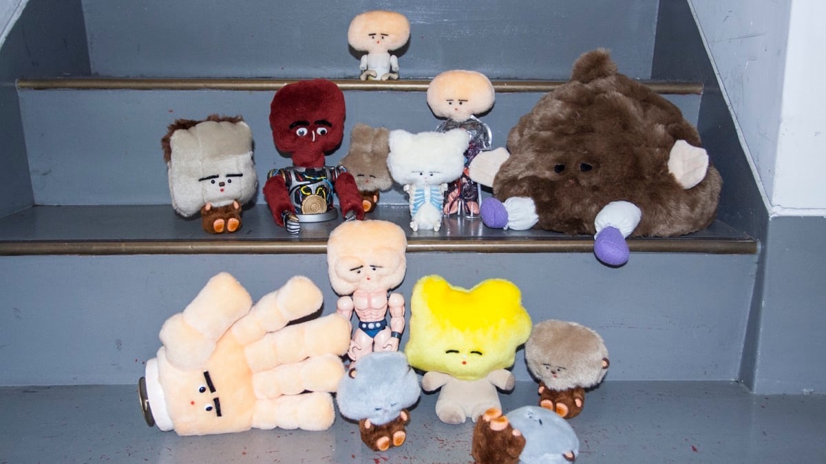 人体をぬいぐるみで表現、片岡メリヤスの新作個展「人体解剖展」が開催