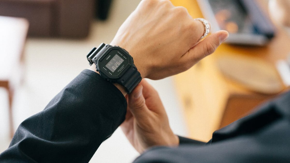 ビューティ&ユース別注Gショック発売、ネガティブ液晶で黒に統一