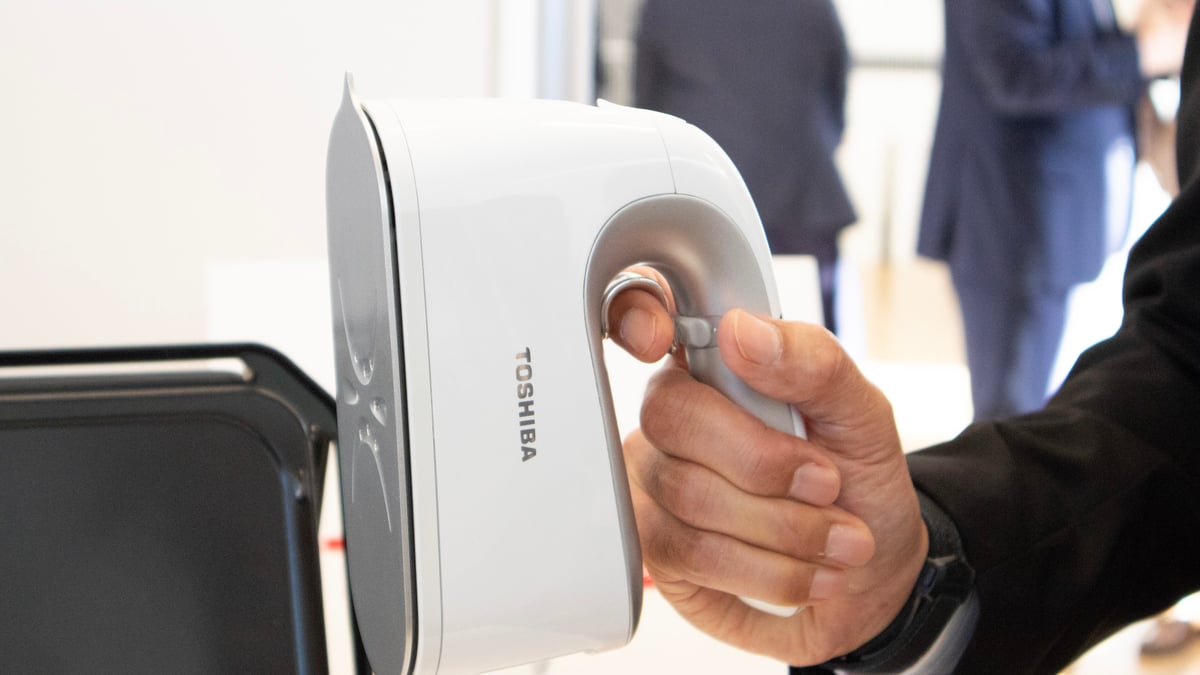業界初、東芝がコードレス衣類スチーマーを発売