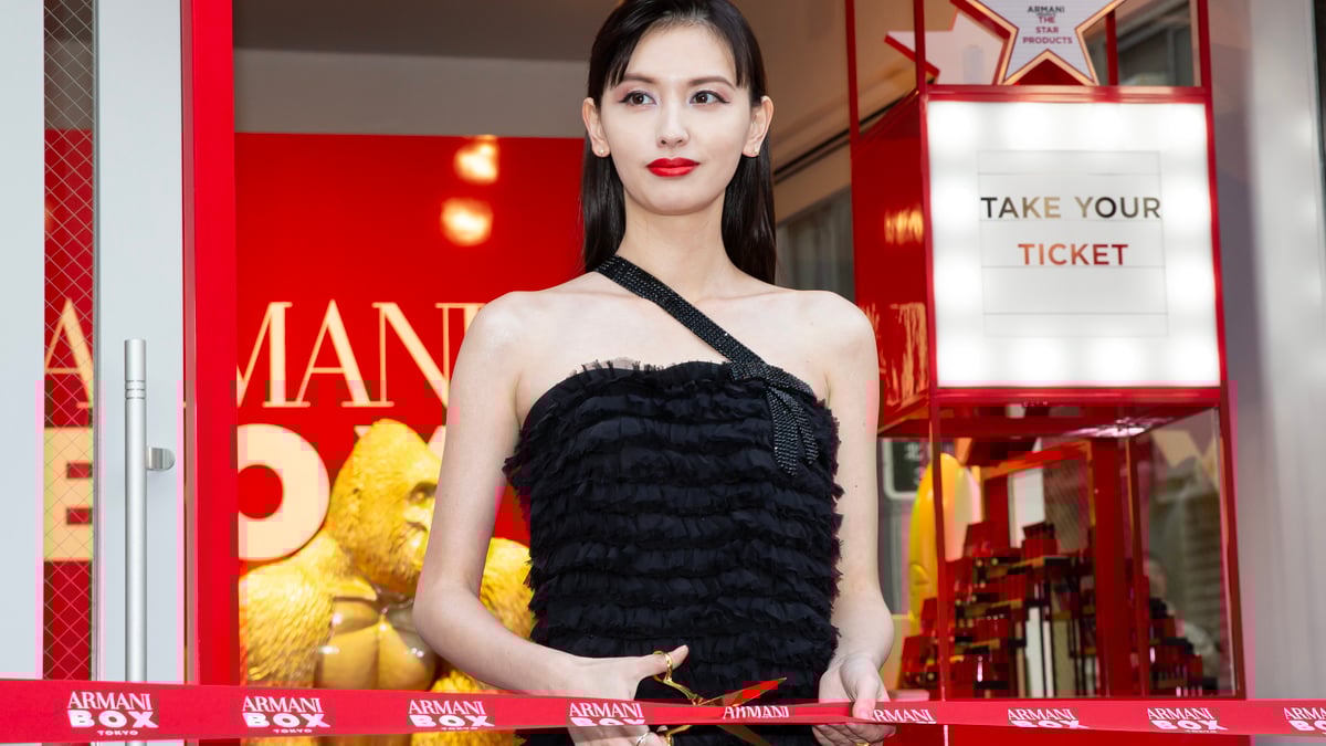 稀少✨アルマーニ 新品 女優襟 ベルト ジャケット レッド 鈴木えみがセレモニーに登場、映画がテーマの「アルマーニボックス」が