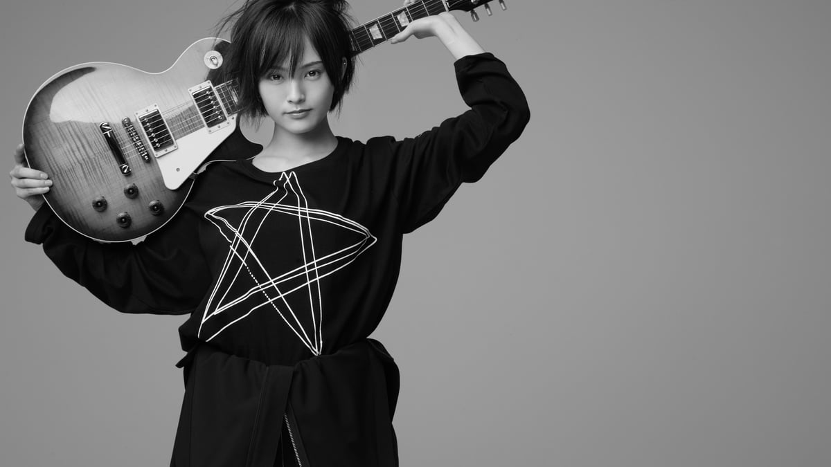 山本彩がヨウジヤマモトのEC限定ブランドとコラボ、レスリー・キーが