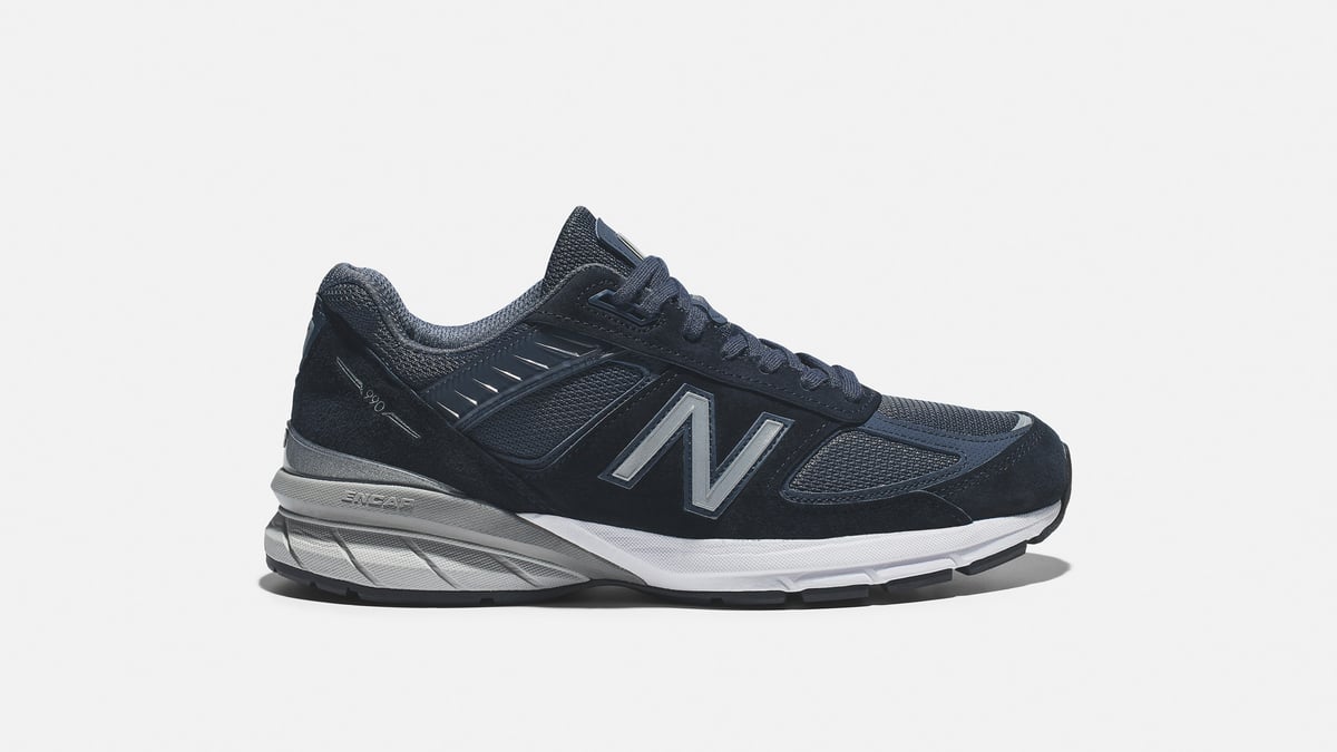 ニューバランスのフラッグシップモデル「990v5」に新色のネイビーが登場