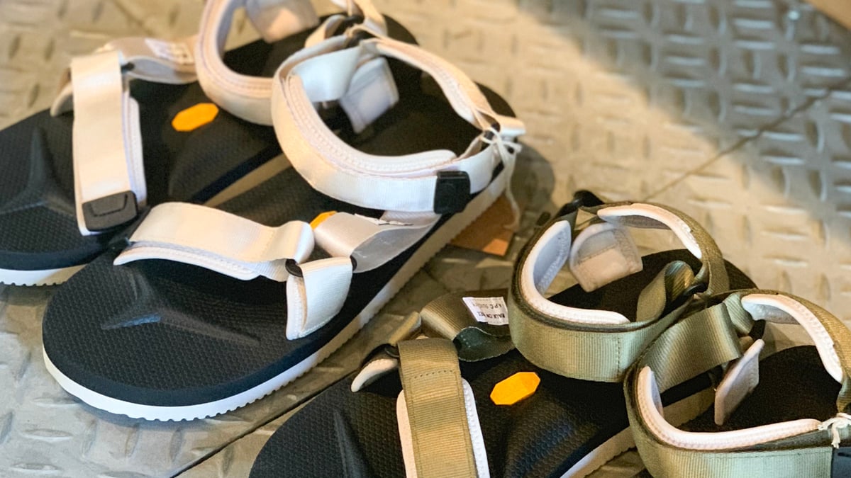 A.P.C. × SUICOKE コラボ　スポーツサンダル A.P.C. × スイコックのサンダル、ホワイトベージュ・オリーブの