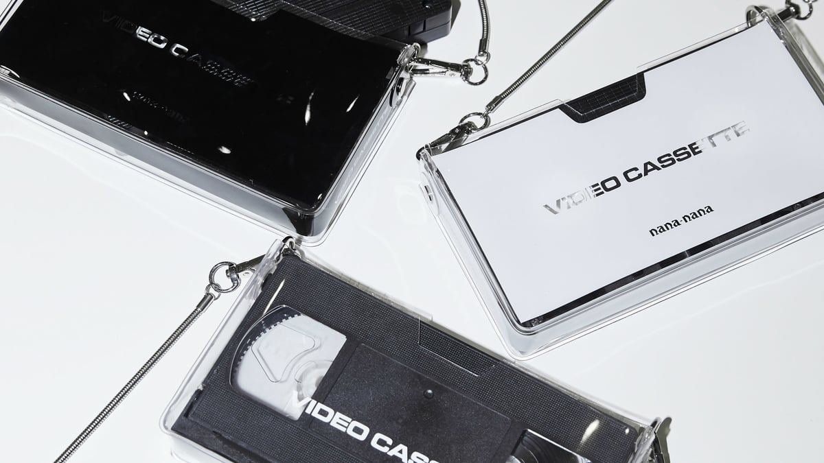 ナナナナ」ビデオテープサイズの新作PVCバッグ発売、用紙サイズ