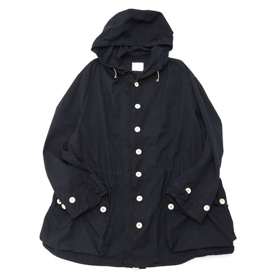 進化型古着屋「森」が愛着のある服やバッグを黒に染め替える