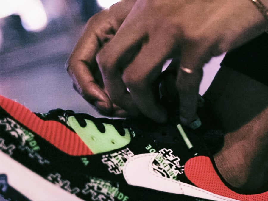 カタカナ「ナイキ」ロゴ入りのシューズ発売、エア フォース 1とエア