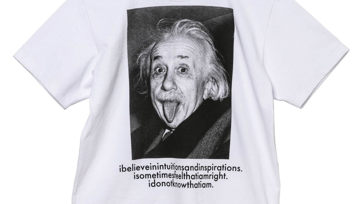 「サカイ」がアインシュタインモチーフのTシャツとフーディー発売 