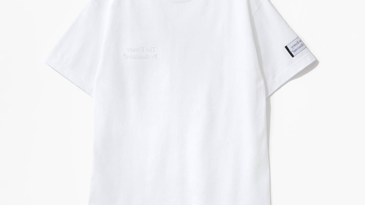 エンノイ×スタイリスト私物、鏡文字のロゴを刺繍したTシャツ発売