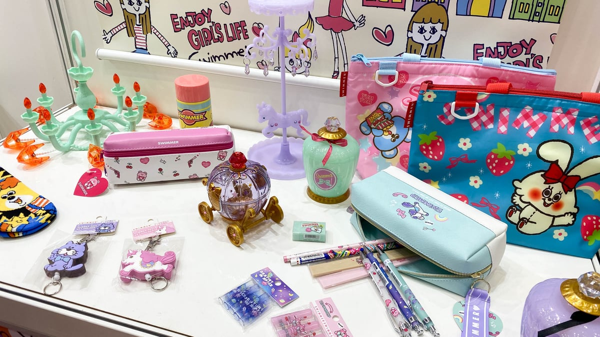 新生「スイマー」がアイテム公開、雑貨やステーショナリーに懐かしの