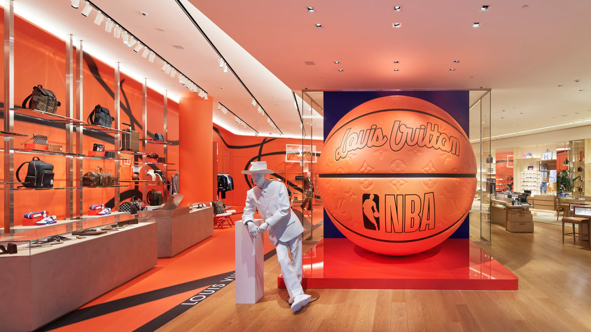 ルイ・ヴィトン 渋谷メンズ店に特大バスケットボールが登場、NBA