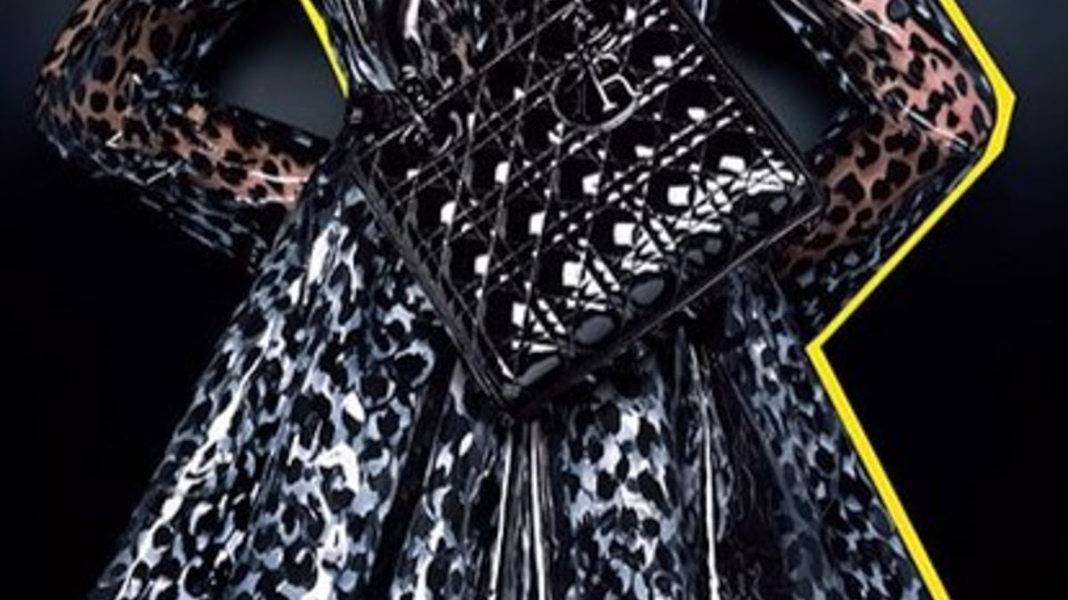 ディオール」メゾンを象徴するバッグが漆黒仕上げで登場