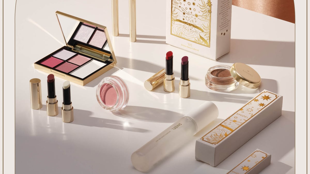 【新品未使用】スナイデルビューティー ホリデーメイクアップコフレ 2021 01 snidel-beauty-2021-holiday-1.jpg