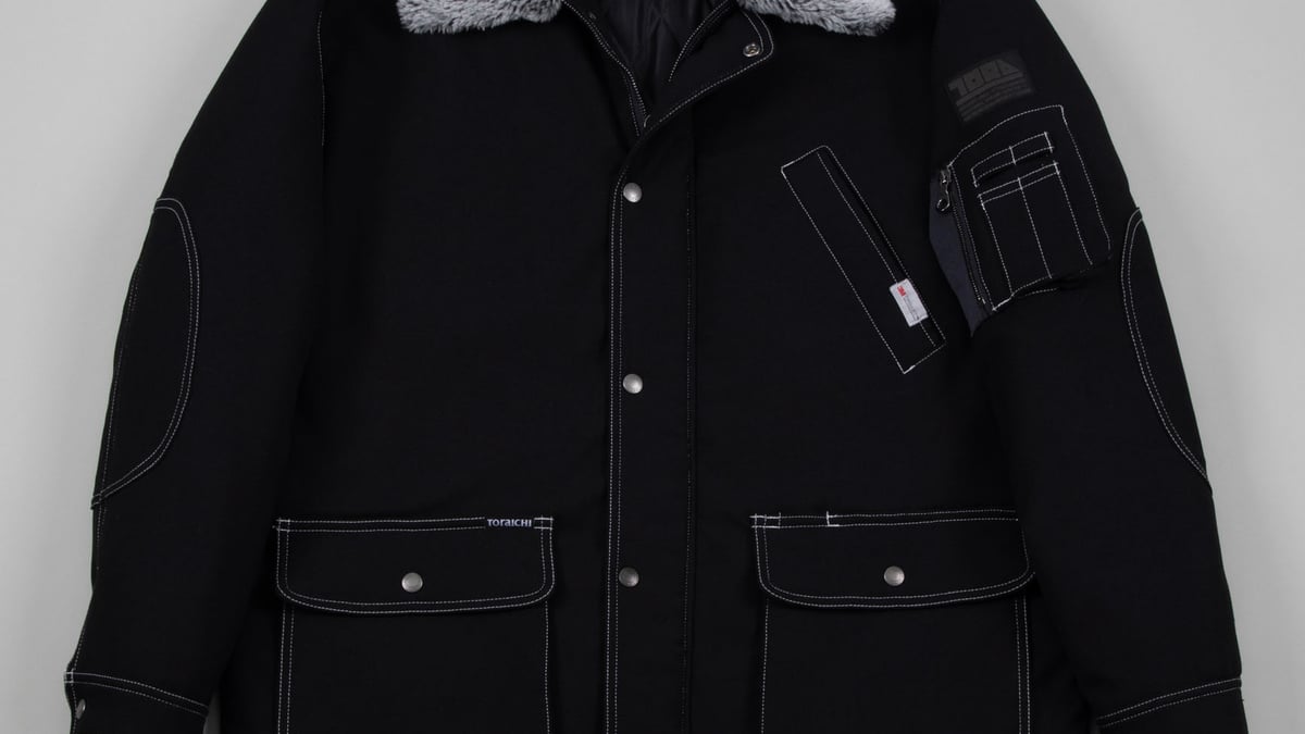 シンヤコヅカが寅壱とコラボ、ドカジャンをアレンジしたコート発売