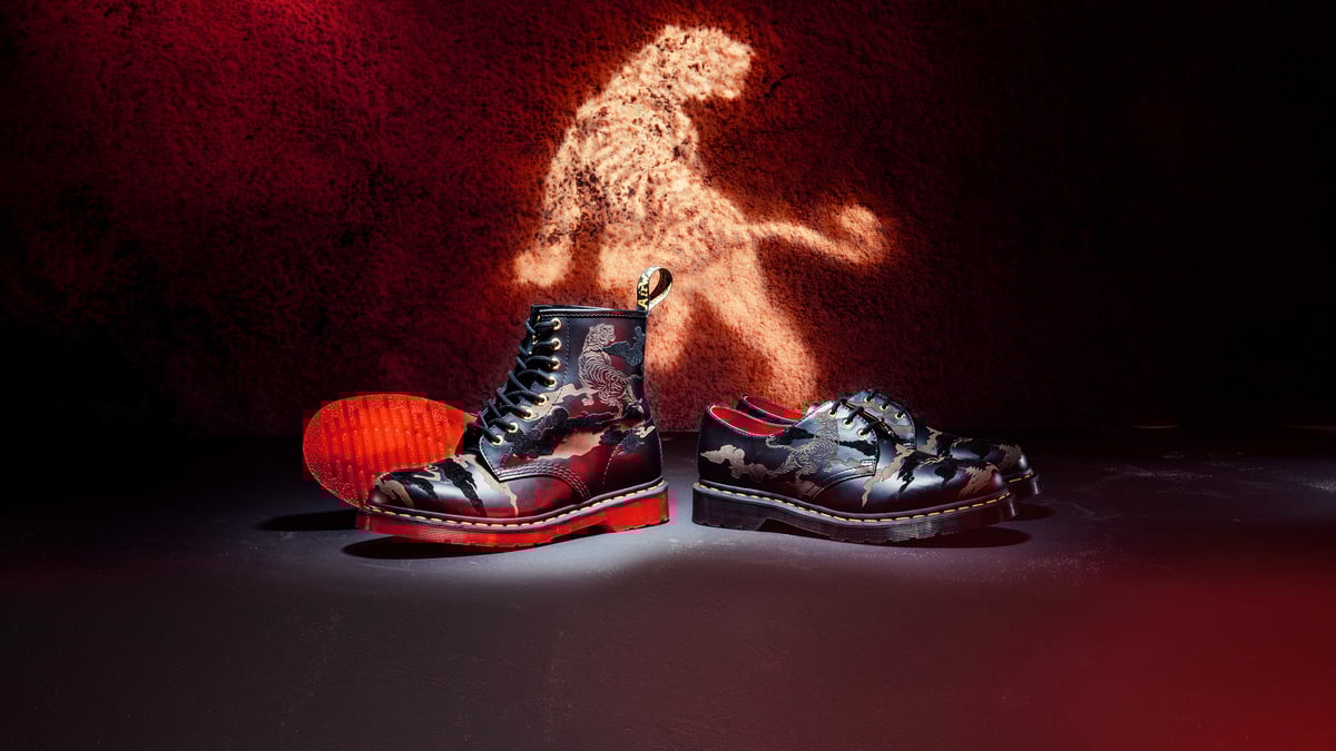 ドクターマーチン、「タイガーストライプ」を採用したブーツ2型を発売
