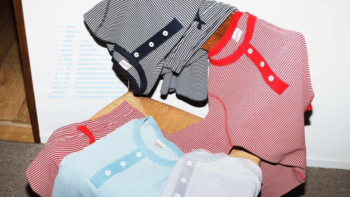 ヘルスニット」がプラザとコラボ、ボーダーのセットアップを発売