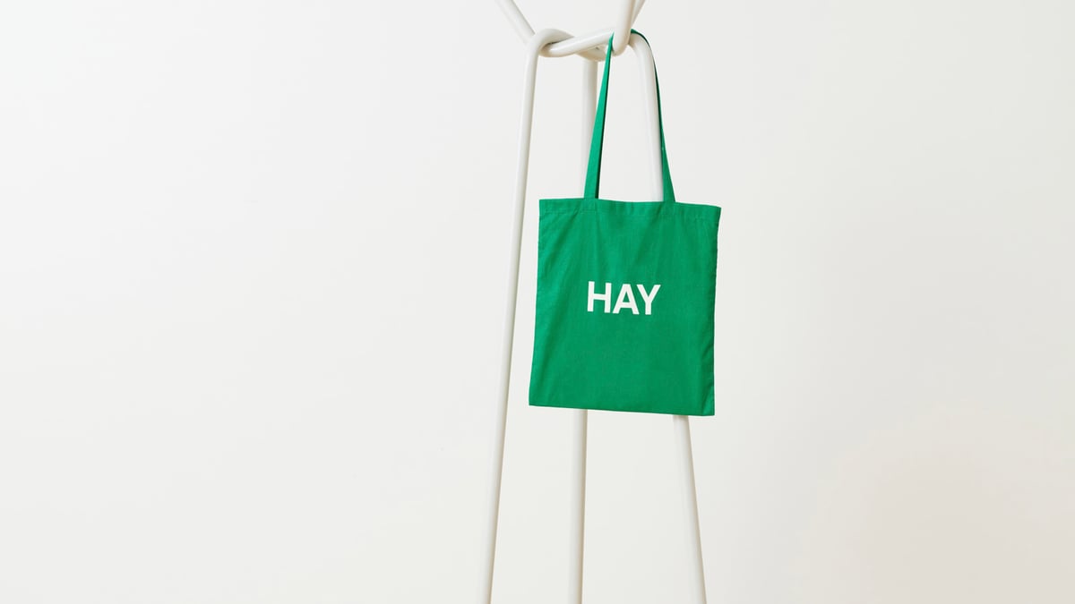 HAY」オリジナルデザインのトートバッグからグリーンの新色が登場