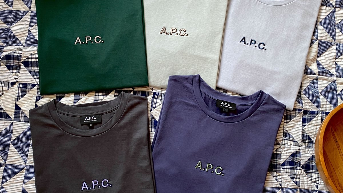 「A.P.C.」定番ロゴTシャツから路面店限定カラーが登場 全5色展開
