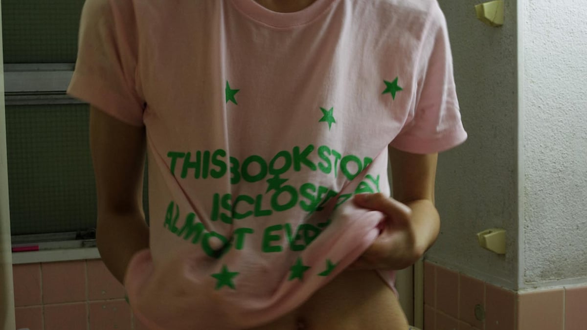 トップス kudos / flotsambooks \"bookstore t-shirt\" kudos / flotsambooks 