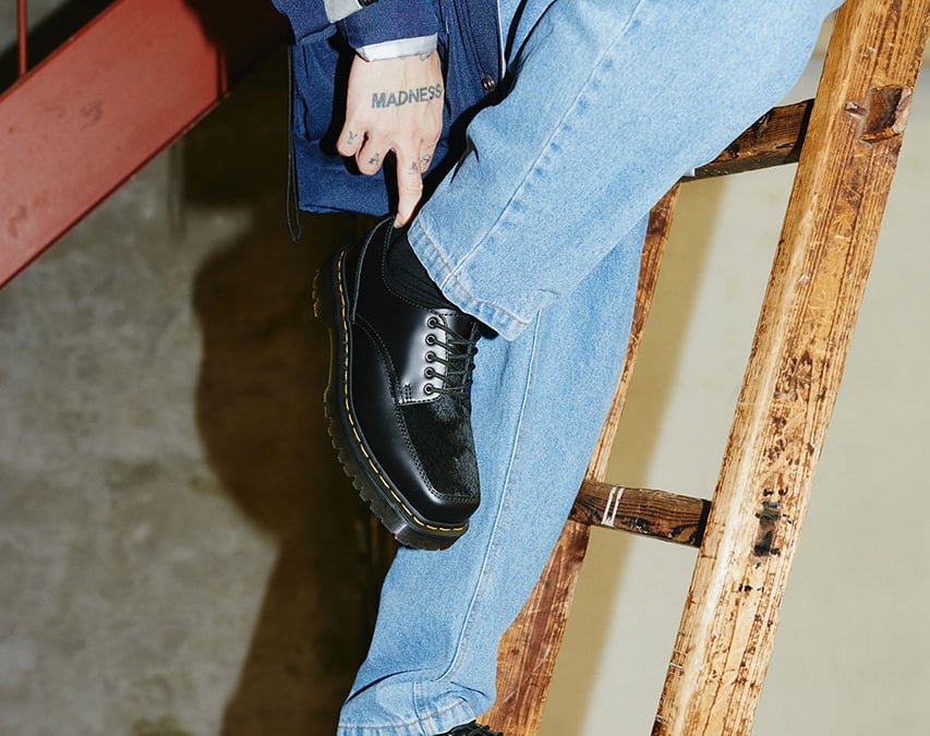 【新品】Dr. Martens 厚底ブーツ '23秋冬モデル※即売品 ドクターマーチンの“白ステッチ”シューズ、サイドジップ付き