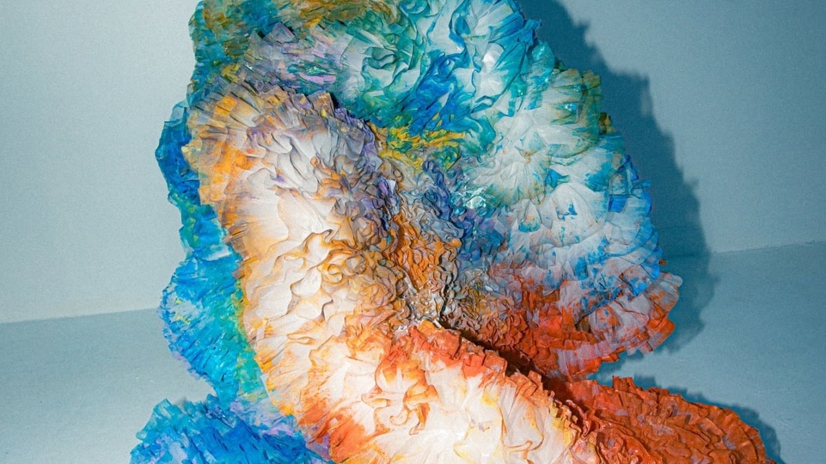 トモ コイズミ」デザイナーの小泉智貴がアートの個展を初開催