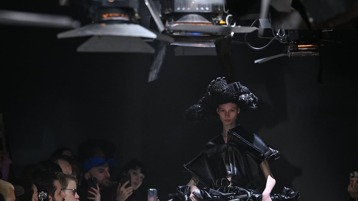 川久保玲の「怒り」——「闇の中で目を開けよ」と