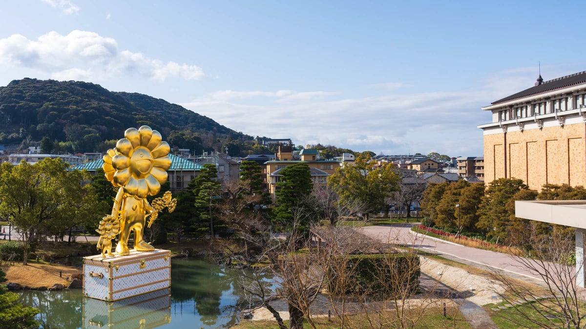 村上隆の「お花の親子」がルイ・ヴィトンのトランクの上に 京セラ 