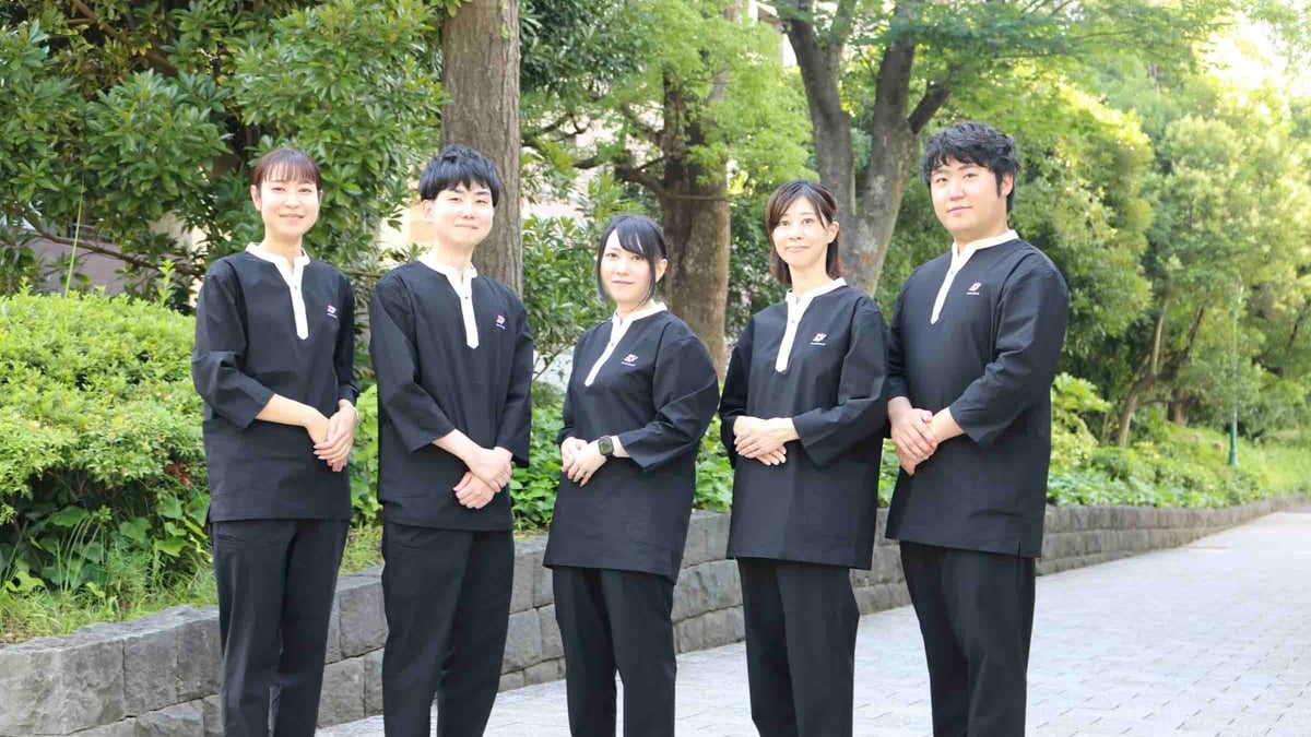 サカゼンが介護施設の職員ユニフォームを制作、現場のニーズとデザイン