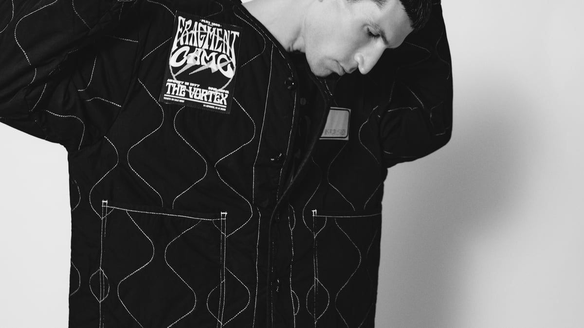 オーエーエムシー × フラグメント新作、両者のロゴをあしらった