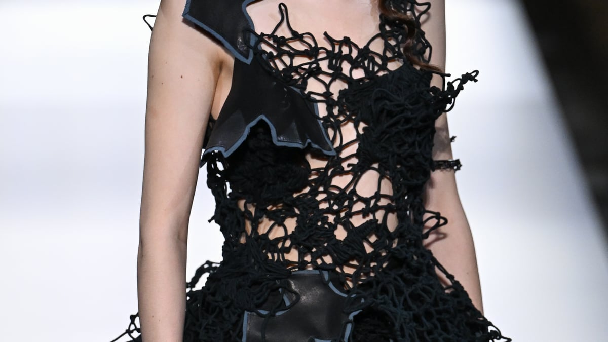 無造作なドレスと優しいピアノ 「ヨウジヤマモト」のランウェイに見る