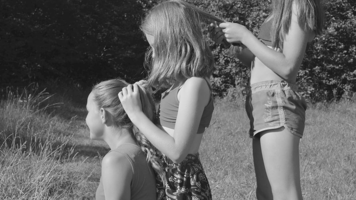 写真家 クリスティーナ・ロシュコヴァが日本初の個展開催、少女時代の