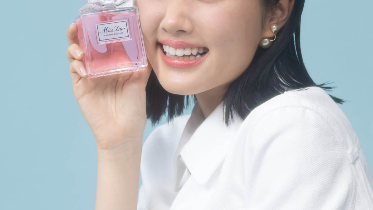 若手女優 原菜乃華が「ミス ディオール」の3つの香りをまとった姿を披露