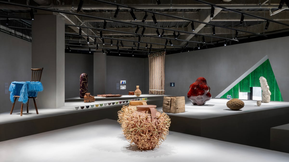 ロエベ初の大規模展覧会が原宿で開催 ブランドの歴史やクラフトの文化