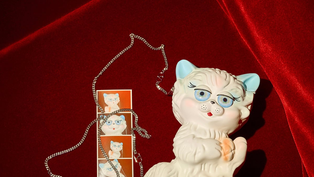 2024年のクリスマスの特別な衣装 ヴァレンティノ、コレクションに登場した猫「ル シャ デ ラ 芸術写真