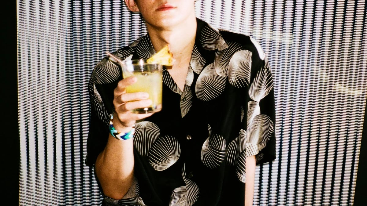 ショット」がパイナップル・ジュースとコラボ お笑い芸人6人を