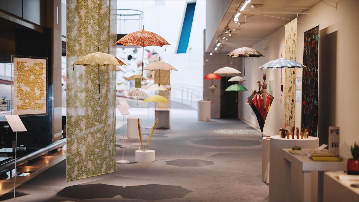 イイダ傘店が20周年を記念した展覧会開催 アーカイヴ生地を使った受注会も