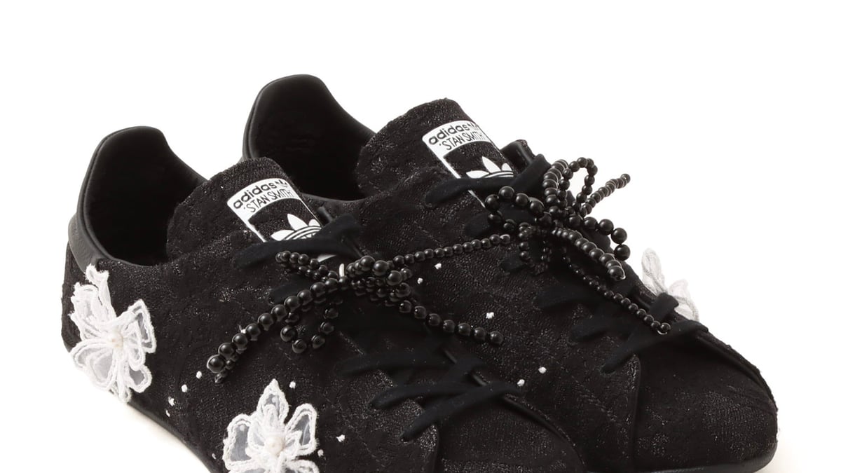 アトモス ピンクがレースの花をあしらったアディダス オリジナル